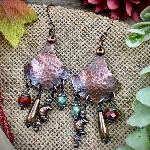 Hammered copper Czech glass bead dangle earrings - Picture 3 of 5